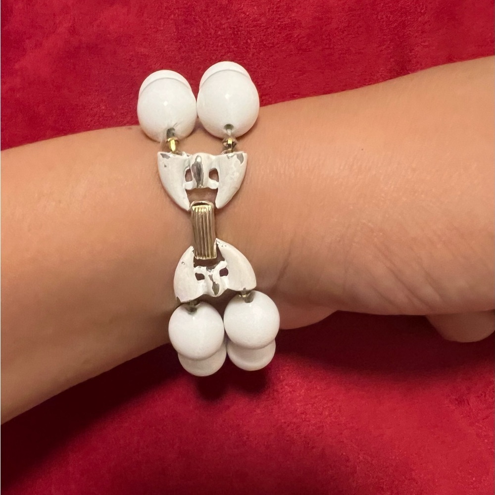 TRIFARI Vintage White Bead Crown Bracelet - Picture 9 of 9